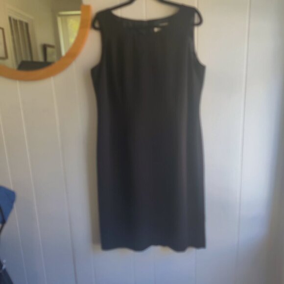 Dress in Black Sleeveless Sheath Style with a back zipper. Knee length, classic - Picture 3 of 7
